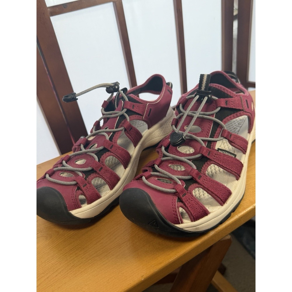 Woman's Sandals KEEN Astoria West Sandal Size 9.5 Maroon Closed Toe Water